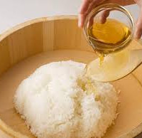 سرکه برنج سفید ژاپنی ( سوشی ) بدون نمک و شکر 500 میل رویال آرم